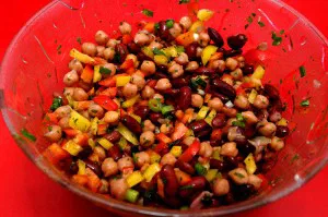 Frischer Kichererbsensalat mit Roten Bohnen und Paprika