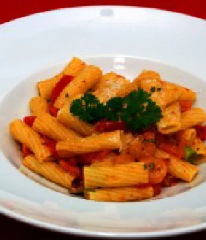 Penne mit Tomate und Garnelen