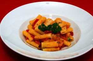 Penne mit Tomate und Garnelen