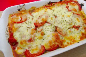 Putenschnitzel in Tomatensoße mit Mozarella überbacken