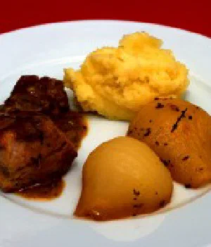 Schweinemedaillons mit Birne in Gorgonzola