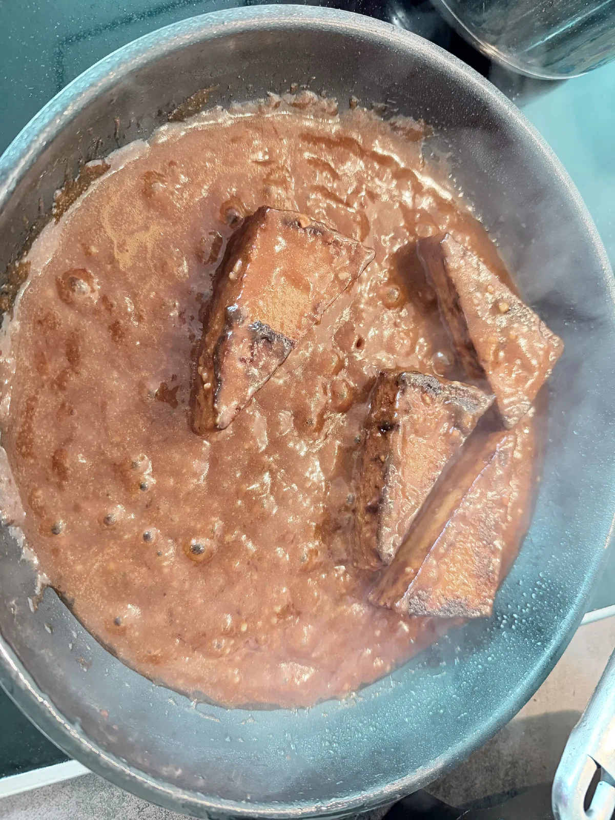 Vier Tofu-Dreiecke in der Schwarzwald-Glaze in der Pfanne